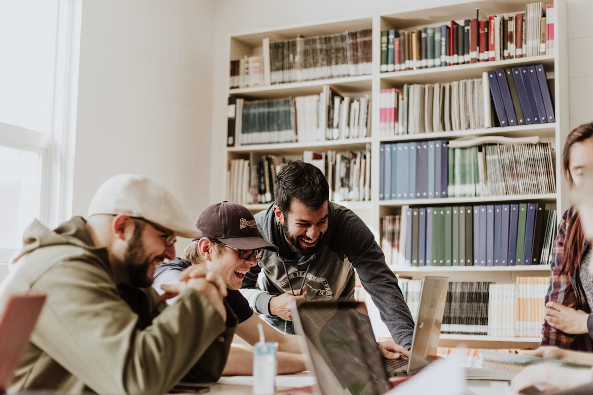 Studierende im Wohnraum